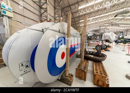 Gloster Gladiator wurde in einem Hangar im Imperial war Museum, Duxford, Cambridgeshire, Großbritannien, ausgezogen. Flügel entfernt und gelagert. Doppeldecker-Kämpfer Stockfoto