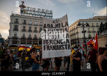 Madrid, Spanien. August 2020. Menschen protestieren während einer Demonstration gegen die Monarchie. Während der ehemalige spanische König Juan Carlos I das Land verlassen hat, haben die Menschen protestiert und es gibt keine offizielle Erklärung über seinen Aufenthaltsort. Quelle: Marcos del Mazo/Alamy Live News Stockfoto