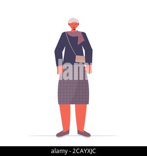 Alte Frau in lässigen trendigen Kleidung Senior weiblich Cartoon Charakter stehend Pose grau behaart Großmutter voller Länge Vektor-Illustration Stock Vektor
