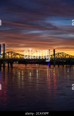 Sonnenaufgang über dem Fluss Stockfoto