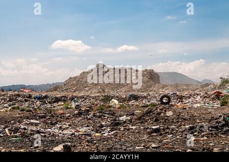 Eine riesige Mülldeponie. Ansammlung von Müll auf Deponien oder Deponien. Verschmutzungskonzept. Stockfoto