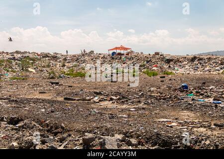 Eine riesige Mülldeponie. Ansammlung von Müll auf Deponien oder Deponien. Verschmutzungskonzept. Stockfoto