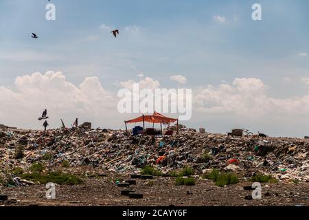 Eine riesige Mülldeponie. Ansammlung von Müll auf Deponien oder Deponien. Verschmutzungskonzept. Stockfoto