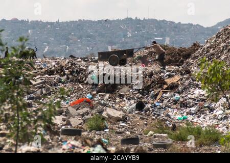 Eine riesige Mülldeponie. Ansammlung von Müll auf Deponien oder Deponien. Verschmutzungskonzept. Stockfoto