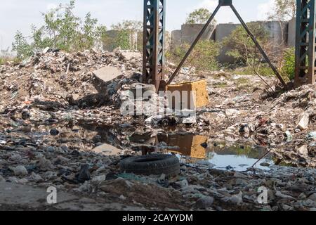 Eine riesige Mülldeponie. Ansammlung von Müll auf Deponien oder Deponien. Verschmutzungskonzept. Stockfoto