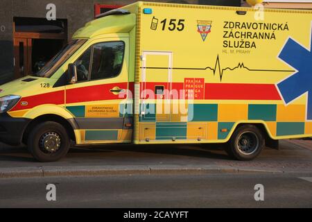 In Prag wird ein gelber Krankenwagen an eine Adresse in der Nähe der Straßenbahnhaltestelle Ohrada geschickt, wo ein Unfall verunglückte. Stockfoto