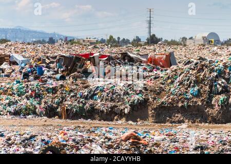 Eine riesige Mülldeponie. Ansammlung von Müll auf Deponien oder Deponien. Verschmutzungskonzept. Stockfoto