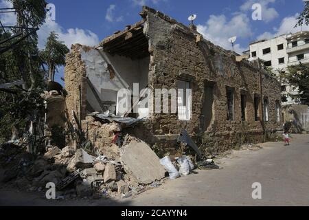 Beirut, Beirut, Libanon. August 2020. Ein Bild zeigt beschädigte Gebäude nach einer kolossalen Explosion, die Tage zuvor durch einen riesigen Haufen Ammoniumnitrat entstanden war, der jahrelang in einem Hafenlager verschmachtete. Die riesige chemische Explosion, die den Hafen von Beirut heimgesucht hat, große Teile der libanesischen Hauptstadt zerstört und über 150 Menschenleben gefordert hat, hinterließ einen 43 Meter (141 Fuß) tiefen Krater, sagte ein Sicherheitsbeamter. Der SprengDienstag, der im ganzen Land und bis zur Insel Zypern gefühlt wurde, wurde von den Sensoren des American Institute of Geophysics (USGS) als mit aufgezeichnet Stockfoto