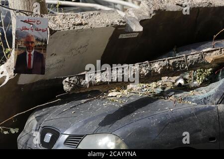 Beirut, Beirut, Libanon. August 2020. Ein Bild zeigt beschädigte Gebäude nach einer kolossalen Explosion, die Tage zuvor durch einen riesigen Haufen Ammoniumnitrat entstanden war, der jahrelang in einem Hafenlager verschmachtete. Die riesige chemische Explosion, die den Hafen von Beirut heimgesucht hat, große Teile der libanesischen Hauptstadt zerstört und über 150 Menschenleben gefordert hat, hinterließ einen 43 Meter (141 Fuß) tiefen Krater, sagte ein Sicherheitsbeamter. Der SprengDienstag, der im ganzen Land und bis zur Insel Zypern gefühlt wurde, wurde von den Sensoren des American Institute of Geophysics (USGS) als mit aufgezeichnet Stockfoto