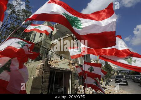 Beirut, Beirut, Libanon. August 2020. Ein Bild zeigt beschädigte Gebäude nach einer kolossalen Explosion, die Tage zuvor durch einen riesigen Haufen Ammoniumnitrat entstanden war, der jahrelang in einem Hafenlager verschmachtete. Die riesige chemische Explosion, die den Hafen von Beirut heimgesucht hat, große Teile der libanesischen Hauptstadt zerstört und über 150 Menschenleben gefordert hat, hinterließ einen 43 Meter (141 Fuß) tiefen Krater, sagte ein Sicherheitsbeamter. Der SprengDienstag, der im ganzen Land und bis zur Insel Zypern gefühlt wurde, wurde von den Sensoren des American Institute of Geophysics (USGS) als mit aufgezeichnet Stockfoto