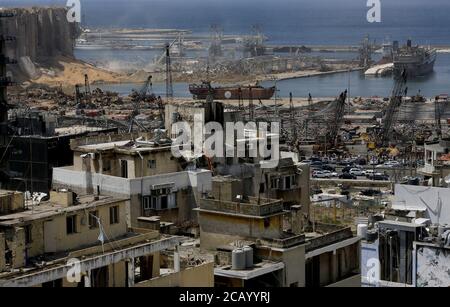 Beirut, Beirut, Libanon. August 2020. Ein Bild zeigt beschädigte Gebäude nach einer kolossalen Explosion, die Tage zuvor durch einen riesigen Haufen Ammoniumnitrat entstanden war, der jahrelang in einem Hafenlager verschmachtete. Die riesige chemische Explosion, die den Hafen von Beirut heimgesucht hat, große Teile der libanesischen Hauptstadt zerstört und über 150 Menschenleben gefordert hat, hinterließ einen 43 Meter (141 Fuß) tiefen Krater, sagte ein Sicherheitsbeamter. Der SprengDienstag, der im ganzen Land und bis zur Insel Zypern gefühlt wurde, wurde von den Sensoren des American Institute of Geophysics (USGS) als mit aufgezeichnet Stockfoto