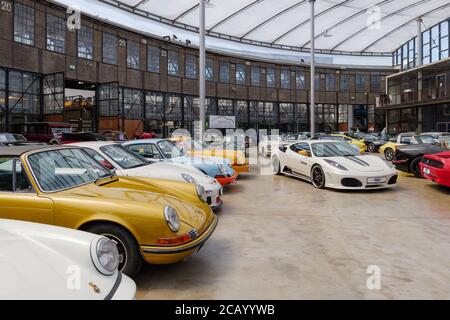 Alte Antike klassische einzigartige und Vintage Porsche Autos Sammlungen Ausstellung im Inneren Classic Remise, historisches Gebäude. Stockfoto