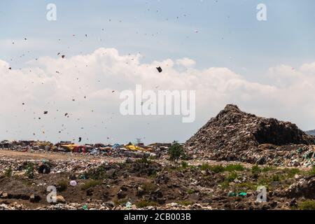 Eine riesige Mülldeponie. Ansammlung von Müll auf Deponien oder Deponien. Verschmutzungskonzept. Stockfoto