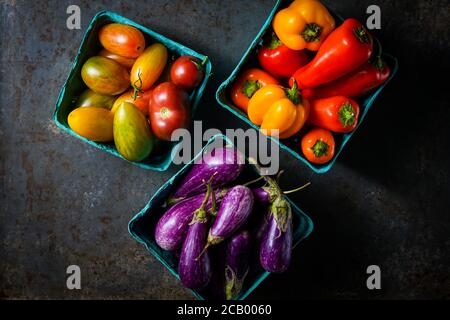 Kisten mit Tomaten, Paprika und Märcheneier Stockfoto