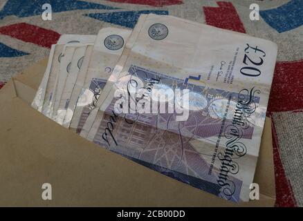 Britische Sterling-Noten in einem braunen Umschlag, fünf Pfund, zehn Pfund, zwanzig Pfund, Note, schwarze Wirtschaft, Zahlung Stockfoto