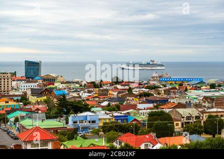 Blick über Punta Arenas vom Cerro de la Cruz mit Ein Kreuzfahrtschiff vor der Küste verankert Stockfoto