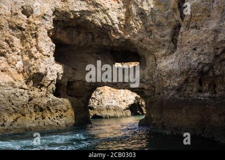 Landschaft mit Klippen, Felsformationen und Grotten, die vom Meer geformt wurden, bei Ponta da Piedade in Lagos, Portugal Stockfoto