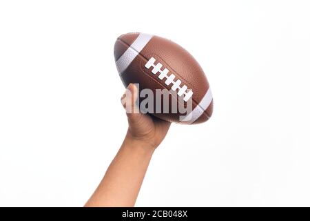 Hand des kaukasischen jungen sportlichen Mann hält Fußball auf isolierten weißen Hintergrund Stockfoto