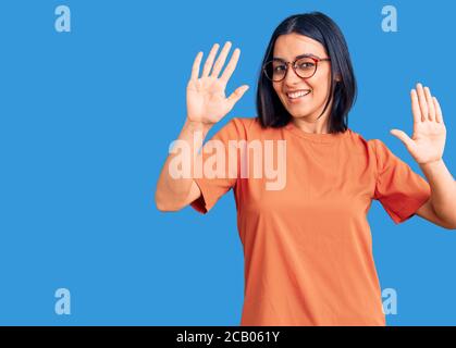 Junge schöne lateinamerikanische Frau in lässiger Kleidung zeigt und zeigt mit den Fingern Nummer zehn, während lächelnd selbstbewusst und glücklich. Stockfoto