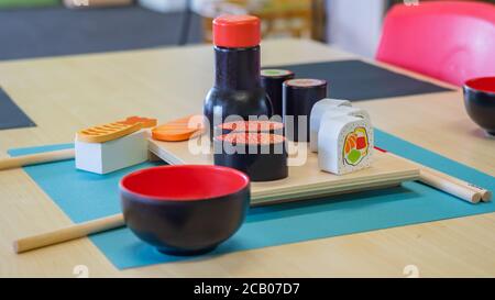 Sydney NSW Australien 27. April 2019 - Sushi Spielzeug Set An einem sonnigen Herbstnachmittag an einem Tisch Stockfoto