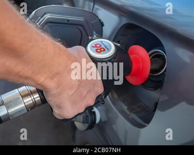 Sydney NSW Australien - 13. April 2019 - Herrenhand Füllen des Tanks an einer Tankstelle auf einem Sonniger Herbstnachmittag Stockfoto