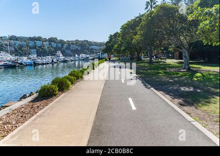 Sydney NSW Australien - 5. 2020 - EIN Fußweg bei Spit West Reserve an einem sonnigen Winternachmittag Stockfoto
