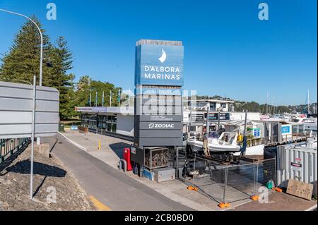 Sydney NSW Australien - 5. 2020 - D'albora Marinas Schild Im Spit West Reserve an einem sonnigen Winternachmittag Stockfoto