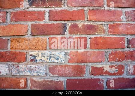 Alte rote Ziegelwand Hintergrund zeigt Vintage-Ziegel, Mörtel und abstrakte Formen und Farben. Stockfoto