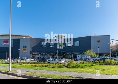 Sydney NSW Australien - 5. 2020 - Warringah Mall Shopping Schild und Fassade an einem sonnigen Winternachmittag Stockfoto