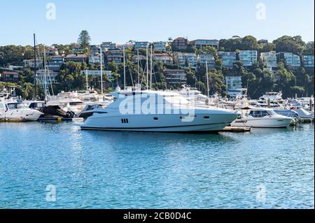 Sydney NSW Australien - 5. 2020 - Schiffe vor Anker Spit West Reserve in Mosman an einem sonnigen Winternachmittag Stockfoto
