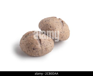 Hausgemachte Brötchen auf weißem Hintergrund mit Schnittwegen. Brot ist ein Lebensmittel aus Weizenmehl, das mit Wasser und Hefe oder Backpulver gemischt wird. Stockfoto