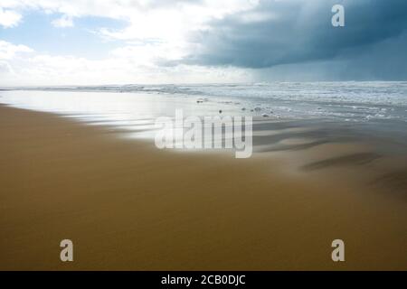 DER einsamste Strand an der französischen Atlantikküste bei Lacanau Bordeaux, Frankreich. Windiger und wolkiger Wintertag 2020 Stockfoto