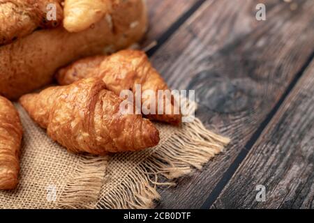 Croissants auf den Sack und Holztisch Stockfoto