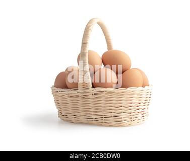 Eier im Holzkorb auf dem weißen Hintergrund mit Beschneidungspfade Stockfoto