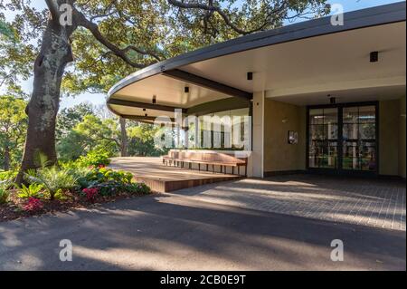 Sydney NSW Australien 6. Juni 2020 - Terrasse auf der Domain Restaurant Fassade an einem sonnigen Winternachmittag Stockfoto