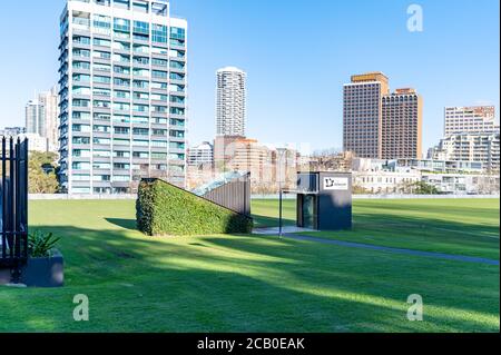 Sydney NSW Australien 6. Juni 2020 - Eintritt zum Parkplatz am Domain Park an einem sonnigen Winternachmittag Stockfoto