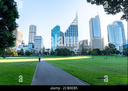 Sydney NSW Australien 06.Juni 2020 - Blick auf die Gebäude vom Domain Park an einem sonnigen Winternachmittag Stockfoto