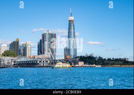 Sydney 3. Juni 2020 - Blick auf Sydney Harbour Blue Wasser und Barangaroo Hintergrund Weichzeichnen an einem sonnigen Herbstnachmittag Stockfoto