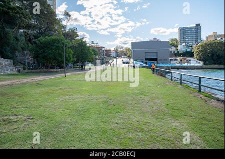 Sydney 3. Juni 2020 - Blues Point Reserve in McMahons Point an einem sonnigen Winternachmittag Stockfoto