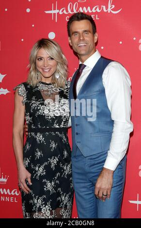 LOS ANGELES - NOV 20: Debbie Matenopoulos, Cameron Mathison bei der Hallmark 10th Anniversary Countdown to Christmas at the Grove am 20. November 2019 in Los Angeles, CA Stockfoto