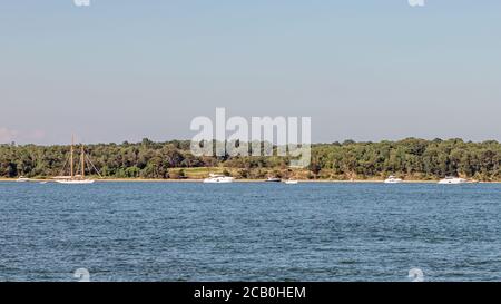 Private Yachten und Boote in Smith Cove an einem sonnigen Sommertag, Shelter Island, NY Stockfoto