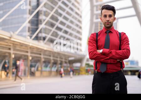 Junger hübscher persischer Geschäftsmann, der die Stadt erkundet Stockfoto