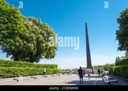 Kiew, Ukraine - Denkmal für unbekannten Soldaten im Park des ewigen Ruhmes. Ein berühmter Touristenort in Kiew, Ukraine. Stockfoto