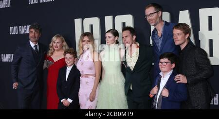 LOS ANGELES - Okt 15: Chelsea Winstanley, Carthew Neal, Taika Waititi, Rebel Wilson, Roman Griffin Davis, Scarlett Johansson, Thomasin McKenzie, Sam Rockwell, Stephen Merchant, Archie Yates, Alfie Allen bei der Premiere von 'Jojo Rabbit' in der American Legion Post 43 am 15. Oktober 2019 in Los Angeles, CA Stockfoto