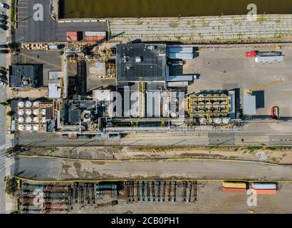 Luftaufnahme Öl Gas Frachtschiff Hafen bei Industrie Raffinerie Kraftstoff chemische Import Geschäft Logistik und Transport. Stockfoto
