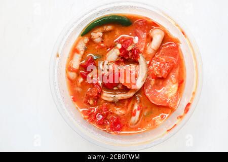 Sambal oder Sambal cumi . Gebratene Chilisauce. Indonesisches Sambal. Asiatische Küche. Stockfoto