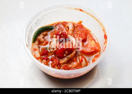 Sambal oder Sambal cumi . Gebratene Chilisauce. Indonesisches Sambal. Asiatische Küche. Stockfoto