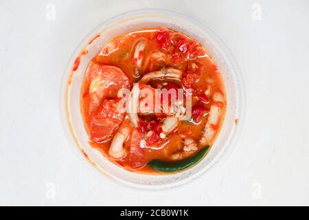 Sambal oder Sambal cumi . Gebratene Chilisauce. Indonesisches Sambal. Asiatische Küche. Stockfoto