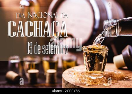 'cachaça', destilliertes Getränke kulturelles Erbe brasiliens, auch 'pinga' genannt, Text auf portugiesisch: 13 september nationaler cachaça Tag Stockfoto