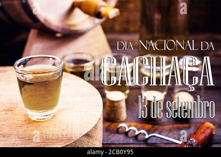 'cachaça', destilliertes Getränke kulturelles Erbe brasiliens, auch 'pinga' genannt, Text auf portugiesisch: 13 september nationaler cachaça Tag Stockfoto